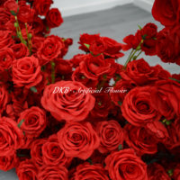 Hot Sale Künstliche Blumen dekoration Niedriger Preis Red Rose Flower Stage Hintergrund für Hochzeits dekoration