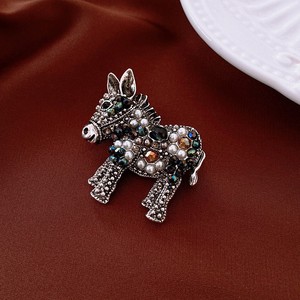 Broche lettre sertie de diamants avec placage or véritable, bijoux de luxe français de style ancien pour seniors, vente en gros - Product Image 6