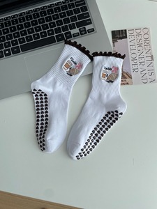 Chaussettes de Pilates antidérapantes pour femmes, chaussettes de yoga <span class=keywords><strong>à</strong></span> volants, chaussettes mi-hautes avec motif brodé et grip, cadeau idéal pour le travail et la danse - Product Image 5