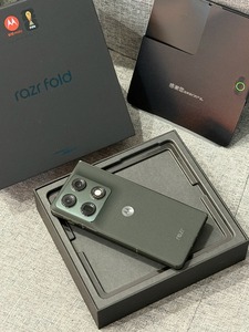 Smartphone pliable 5G Motorola Moto Razr 2026, 165 Hz, Snapdragon 8 Gen, écran OLED 8,09'', 6000 mAh, 80 W - Product Image 3