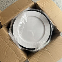 Assiettes de chargeur blanches élégantes Assiette de chargeur à jante noire Assiettes de chargeur de 13 pouces pour la restauration de mariage Utilisation d'événement Banquet Mariage