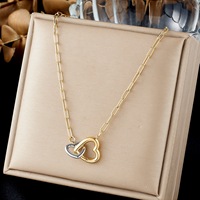 Collier ras du cou tendance en acier inoxydable plaqué or avec pendentif double cœur color-block de luxe léger pour femme