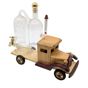 Dispensador de <span class=keywords><strong>Whisky</strong></span> Vintage con Base de Camión Antiguo de Madera y <span class=keywords><strong>Dos</strong></span> Decantadores de Vidrio para Entusiastas de Autos, Bar en Casa y Regalo - Product Image 2