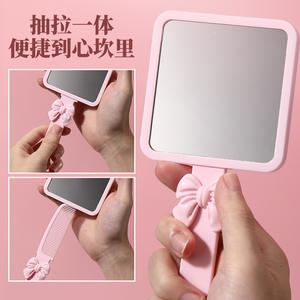 กระจกมือถือทรงสี่เหลี่ยมพร้อมหวี ชุดคอมโบพกพาสะดวกสำหรับแต่งหน้า กระจกแต่งหน้าสำหรับผู้หญิงและเด็กผู้หญิง ดีไซน์น่ารัก - Product Image 1