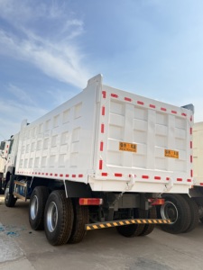 Camions de remorquage lourds Sinotruck Howo 371HP 375HP Euro2 Euro3 à transmission manuelle, camions à benne basculante Howo - Product Image 4