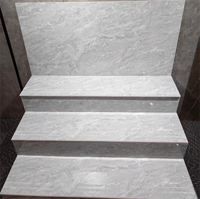Dalles modernes effet marbre 470x1200mm, marches d'escalier brillantes, style classique, résistantes à l'usure, accents intérieurs, isolation thermique