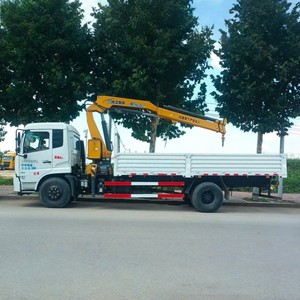 Grue montée sur camion Dongfeng 4x2 avec flèche articulée de 5 tonnes pour la manutention de matériaux, fabriquée en Chine - Product Image 3