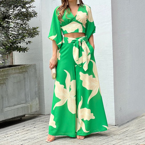 Completo primaverile da <span class=keywords><strong>donna</strong></span> a due pezzi con stampa alla moda, top corto con scollo a V e maniche a lanterna, <span class=keywords><strong>pantaloni</strong></span> a vita alta e gamba larga. - Product Image 1