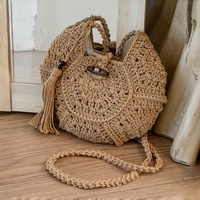 Sac bandoulière bohème en crochet, sac à l'épaule en paille tressée avec pompon, sac de plage estival pour femme