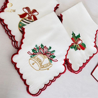 Serviettes en coton et lin blanc personnalisées avec monogramme et broderie de roses, bord plissé à volants pour la décoration de table de Noël