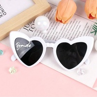 Lunettes de soleil autocollantes UV400 pour mariés, noires et blanches, en forme de cœur, personnalisées pour fête de mariage, lunettes de plage durables