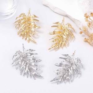 Pendientes de mujer de hoja de Betel de aleación creativa única de lujo ligero exagerado - Product Image 3