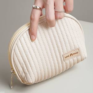 Love Peace – trousse de maquillage beige, demi-ronde, portable, trousse de toilette de voyage avec fermeture éclair pour femmes - Product Image 1