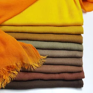 Fashion premium Islam Solid Color Plain Soft Bubble viscose Shawl Modal hijab Cotton jersey scarf for ladies tassel wholesalers