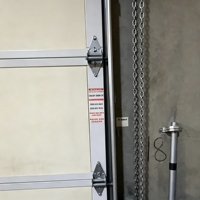 Porte à enroulement en acier étanche avec palan manuel 10 pi x 10 pi, robuste pour entrepôts à zone d'obscurcissement