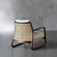 Fauteuil d'appoint moderne en bois massif avec cadre artisanal en cannage et assise rembourrée pour chambre et salon