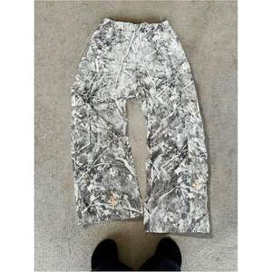 กางเกงคาร์โก้ลายพรางผู้ชายทรงหลวม เอวยางยืด มีเชือกผูก ระบายอากาศได้ดี มีกระเป๋าหลายช่อง สไตล์สตรีทแวร์ - Product Image 1