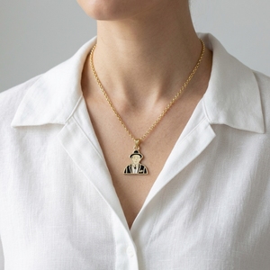 Collar con Colgante <span class=keywords><strong>de</strong></span> Esmalte Retro Vintage con Diseño <span class=keywords><strong>de</strong></span> Retrato <span class=keywords><strong>de</strong></span> <span class=keywords><strong>Caballero</strong></span> Elegante con Sombrero Fedora y Amuleto Dorado <span class=keywords><strong>de</strong></span> Mafioso - Product Image 1