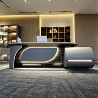 Escritorio Ejecutivo en Forma de L, Escritorio Moderno de Lujo para Jefe con Gabinete Lateral, Luz LED, Acabado en Nogal