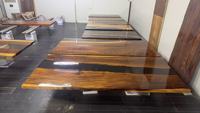 Table Basse en Résine Époxy de Luxe Épaisseur 4,5cm, Bords Vivants Noirs de Rivière Agate avec Résine Époxy et Bois de Noyer