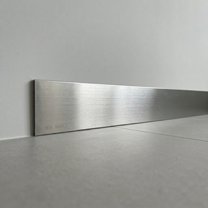 Zócalo de Acero Inoxidable Anodizado Plateado con Sistema de Gestión de Cables para Decoración de Interiores - Product Image 1