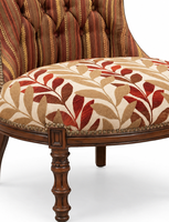 Fauteuil capitonné antique avec dossier rayé, assise à motif de feuilles botaniques, garniture à clous en laiton et pieds tournés sculptés