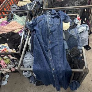 שמלות ג'ינס משומשות לנשים, דנים מעורב, וינטג', קיץ, בגדים משומשים אופנתיים, יד שניה, ישירות מהמפעל - Product Image 2