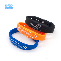 Pas cher Prix Multifonctionnel LF HF UHF Puce Longue Portée Silicone Rfid Bracelet Rfid Tag Bracelet