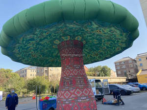 Decoración Gigante Inflable de Hongo para Exteriores, Temática de Alicia en el País de las Maravillas, para Escenarios Escolares - Product Image 4