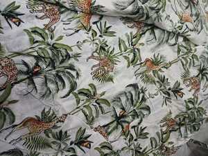 Tissu en coton pur à imprimé floral jaune avec des grappes de fleurs bleues pour robes, kurtis et décoration intérieure, matière à coudre - Product Image 4