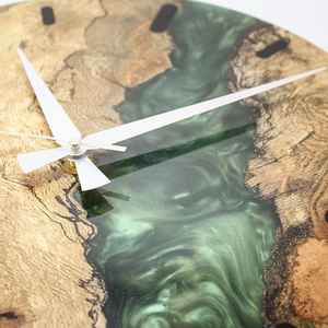 Reloj de Pared Artístico de Resina y Madera, Hecho a Mano, Elegante, Duradero, Funcional y Sofisticado, Perfecto para Sala de Estar o Dormitorio - Product Image 3