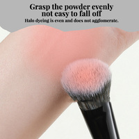 Pinceau de maquillage professionnel à manche en bois, poils synthétiques noirs et denses, pour blush, contour, highlight et application sur les joues