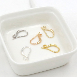 Ganchos para las orejas en forma de U de cobre chapado en oro de 8K, forma de gota para la fabricación de pendientes SX0218 - Product Image 1