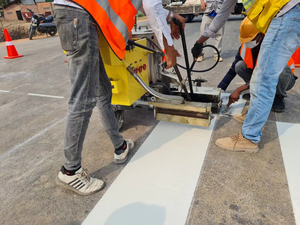 Peinture thermoplastique en poudre pour marquage routier, haute visibilité, blanc jaune, peinture routière, brillance dans le noir, revêtement à chaud pour béton - Product Image 6