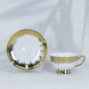 Tasse et soucoupe à café en porcelaine fine dorée personnalisées de luxe, style <span class=keywords><strong>royal</strong></span>, élégantes tasses en céramique de Dubaï avec soucoupe pour le thé de l'après-midi - Product Image 3
