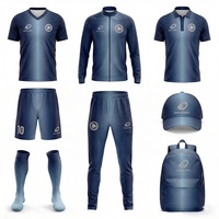 Nouvel ensemble uniforme de football 2026 bleu marine dégradé style technologique, kit complet avec maillot, short, chaussettes, survêtement, polo, casquette et sac à dos pour homme