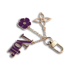 Porte-clés mini sac à main en métal émaillé souple, motif fleur violette ajourée, avec logo personnalisé - Product Image 5