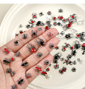 Breloques d'ongles en argent en gros pour Halloween, en alliage, motif araignée, cœur, chaîne, strass 3D pour manucure, salon et décoration DIY - Product Image 6