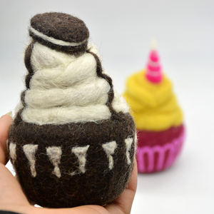 Cupcake de Oreo de Fieltro de Lana Hecho a Mano para Decoración del Hogar - Artesanía de Fieltro de Lana 100% Natural de Nepal - Product Image 2