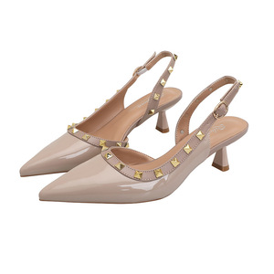 Zapatos de Tacón Bajo con Tira Trasera para Mujer, Punta en Pico, Tacón de Gatito, Charol, Color Sólido, Zapatos de Moda con Decoración de Tachuelas - Product Image 1