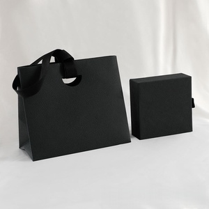 Elegante Scatola Quadrata Goffrata Moderna per Gioielli, Confezione Regalo di Lusso Personalizzata per Gioielli, Cosmetici e Ricordi - Product Image 1
