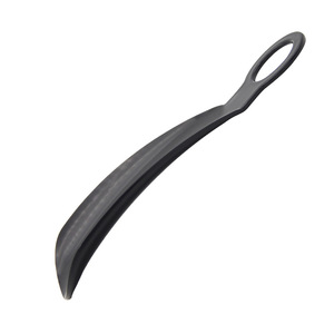 Calzador de Plástico Corto Yinste de 13.9cm, Negro, Portátil, para Facilitar el Calzarse - Product Image 2