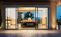 Portes coulissantes en verre trempé double vitrage, fenêtres à cadre en aluminium, design moderne intérieur, surface finie côté hôtel