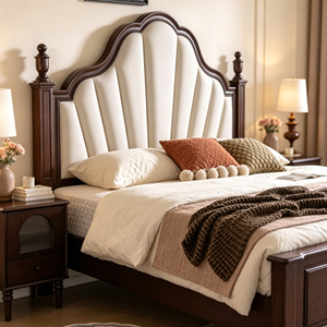 Base de Cama Tapizada Tradicional Tamaño Queen con Cabecera de Tela y Postes de Madera - Product Image 2
