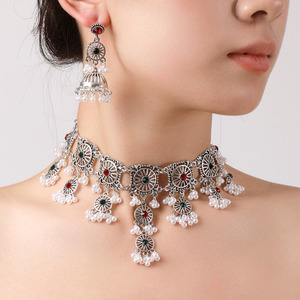Conjunto de Joyería Étnica India Vintage: Collar Gargantilla con Rueda Tallada Bañada en Plata Antigua y Pendientes Jhumka Tradicionales - Product Image 6
