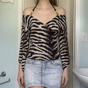 Top de manga corta holgado y sexy con cuello halter, estampado animal, cuello en V cruzado, manga acampanada asimétrica y detalles de cuentas, estilo maduro - Product Image 2