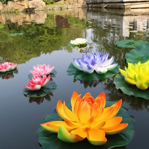 Fleurs de lotus artificielles flottantes, nénuphars en plastique, décorations de bassin pour aménagement paysager extérieur avec feuilles réalistes - Product Image 3