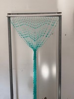 Panneau suspendu perlé coloré unique, séparateur de pièce ornemental pour la décoration d'expositions, fond de studio et décoration de porche