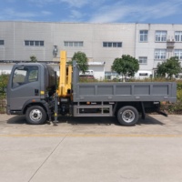 Camion grue HOWO 4x2 de 5 tonnes avec grue à flèche articulée à 3 sections et benne basculante hydraulique pour la construction