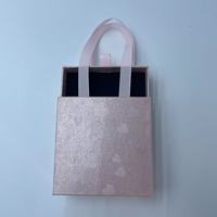 Nouvel ensemble de bijoux créatif, minimaliste et tendance, comprenant un collier, des boucles d'oreilles et une bague en perle rose, avec boîte à bijoux et sac cadeau.
